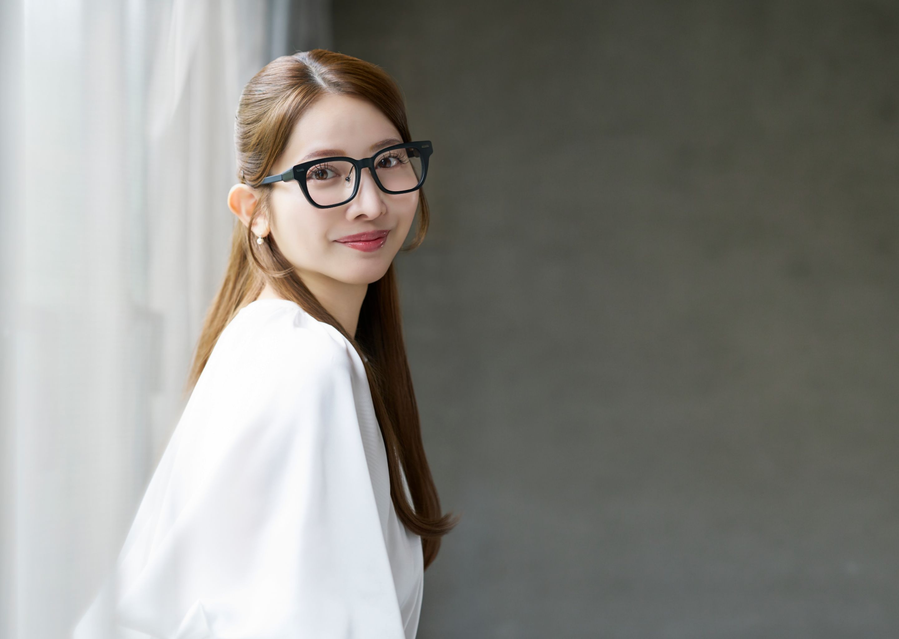 SABERAをかけた尾﨑美紀さんのポートレート