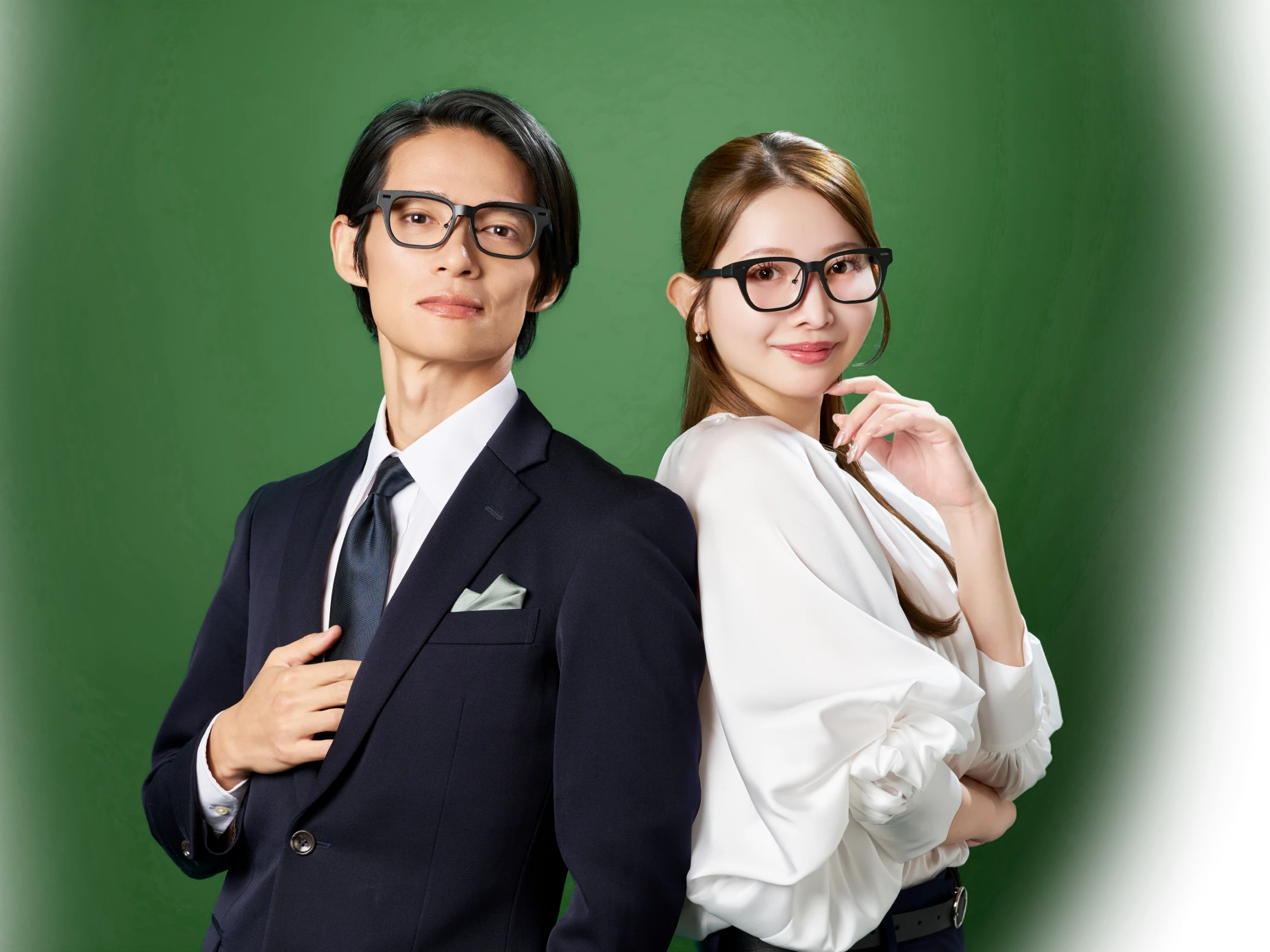 SABERAを着用した男女のモデル