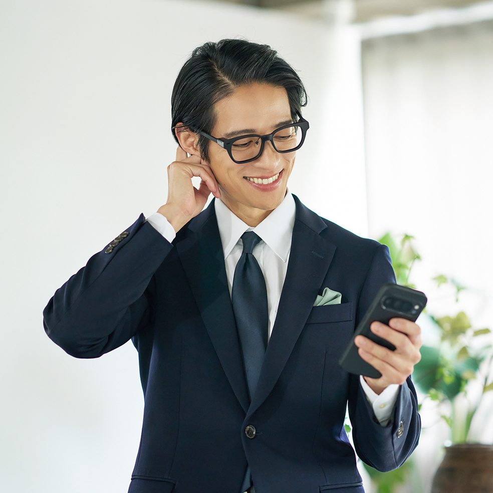スマートフォンと併用する着用イメージ