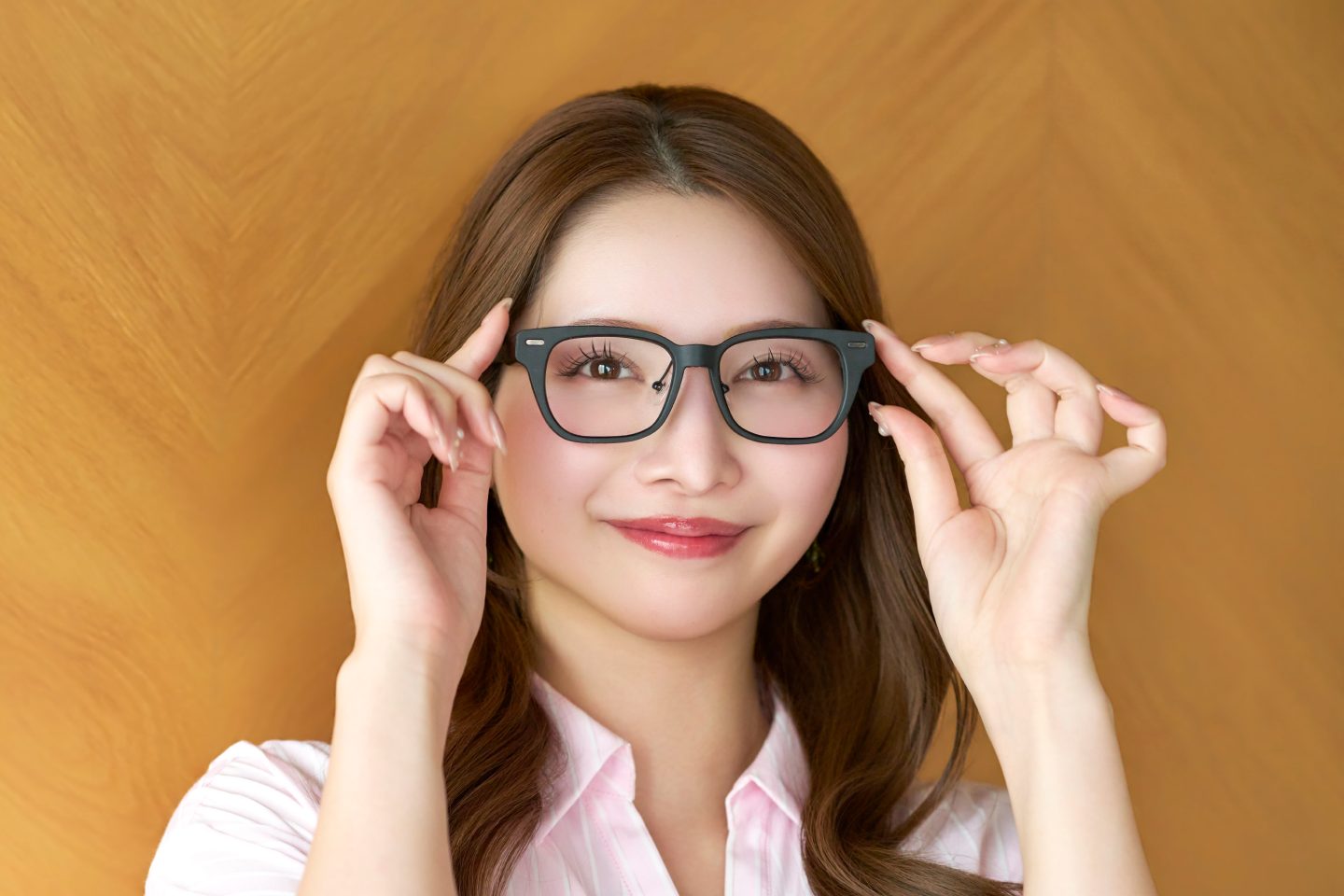 SABERAを手に取る尾﨑美紀さん